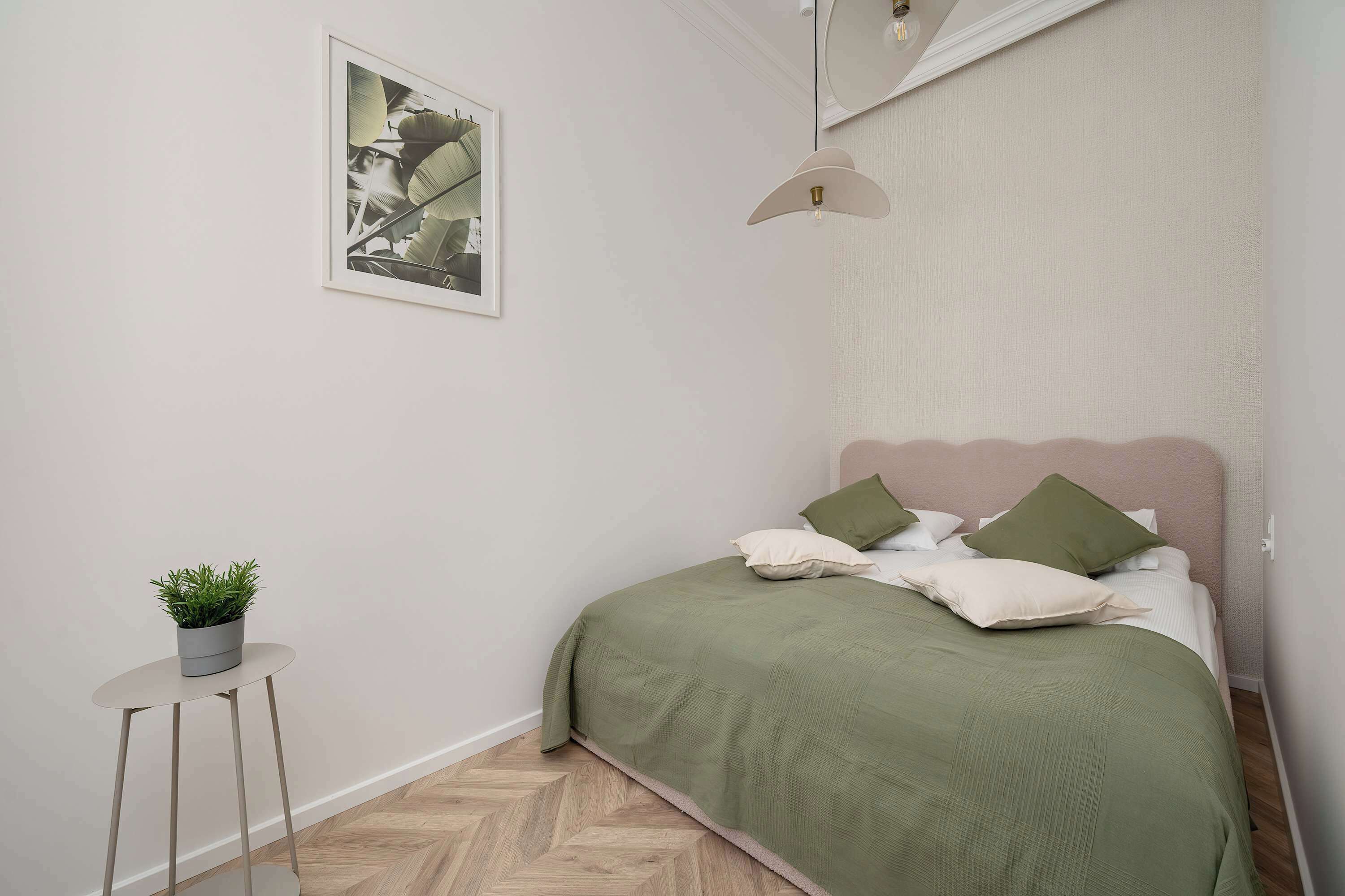 Iron/ironing board, travel crib, WiFi, bed sheets