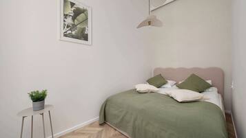 Iron/ironing board, travel crib, WiFi, bed sheets