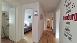 Free WiFi, bed sheets - 5 bedrooms with 6 beds + 3 bathrooms + rooftop terrace (Hamburg)