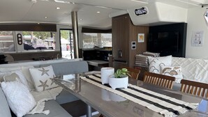 Un interior moderno con sofá, mesa de comedor y zona de cocina.