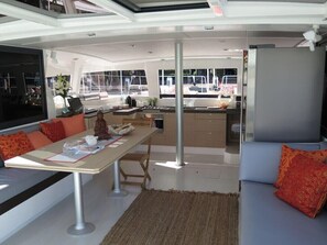 Un interior moderno con comedor, cocina y zona de estar.