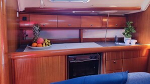 Private kitchen - Sun-Kissed Sailing Adventure in Split-Dalmatia, Croatia (Vinišce)