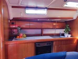 Private kitchen - Sun-Kissed Sailing Adventure in Split-Dalmatia, Croatia (Vinišce)