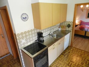 Kühlschrank, Mikrowelle, Kochgeschirr/Geschirr/Besteck