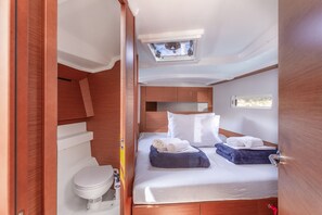 Room - Sun-Kissed Sailing Adventure in Split, Croatia (Split)