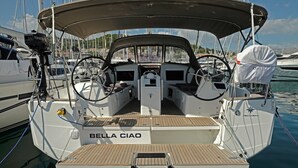 Proa de un velero llamado 'Bella Ciao', con timón, puesto de mando y zona cubierta.