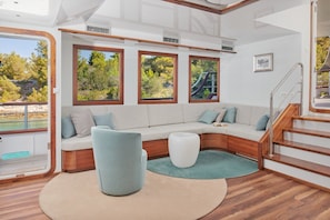 Ein modernes Interieur mit einer Couch, einem runden Teppich und einer Treppe.