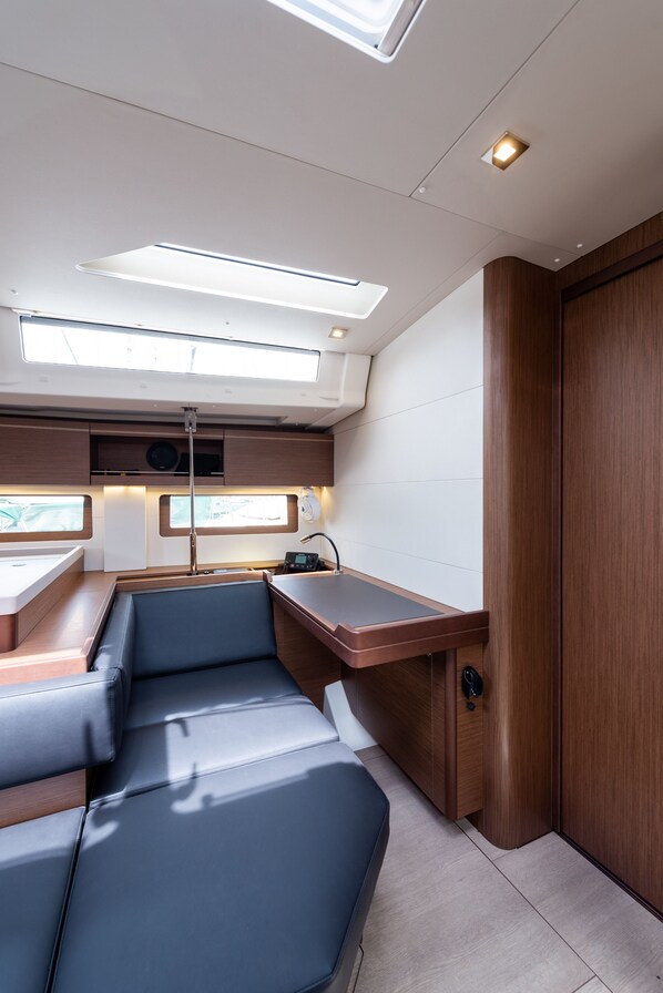 Un intérieur moderne avec un coin salon, un meuble en bois et une fenêtre.