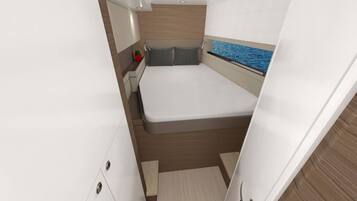 Un dormitorio pequeño con cama, mesita de noche, ventana con vistas y una puerta.