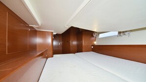Ein gemütliches Häuschen mit Holzwänden, einem kleinen Fenster und einem Bett.