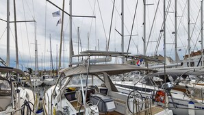 Ein Yachthafen mit mehreren Segelbooten, darunter ein Boot namens 'HOPE ZADAR'.