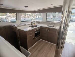 Private kitchen - Dubrovnik Delight: A Sun-Kissed Sailing Experience (Komolac)