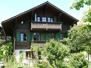 Ein Holzhaus mit Balkon und mehreren Fenstern.
