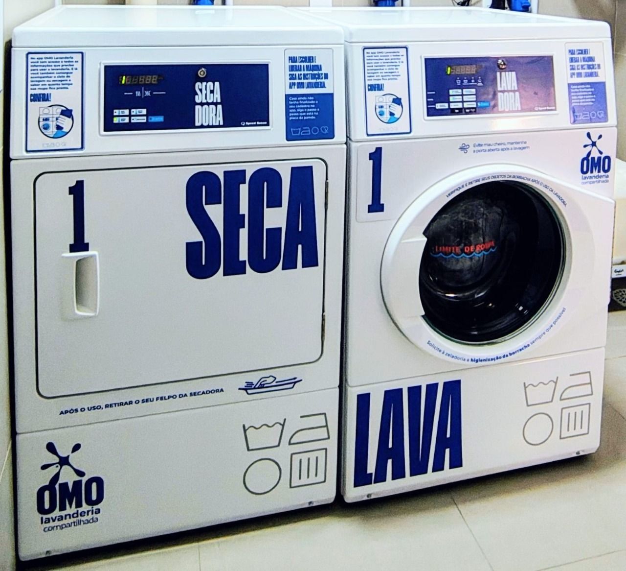 Vue de face d’un lave-linge blanc, avec les inscriptions « SECA » et « LAVA » et le logo « OMO ».