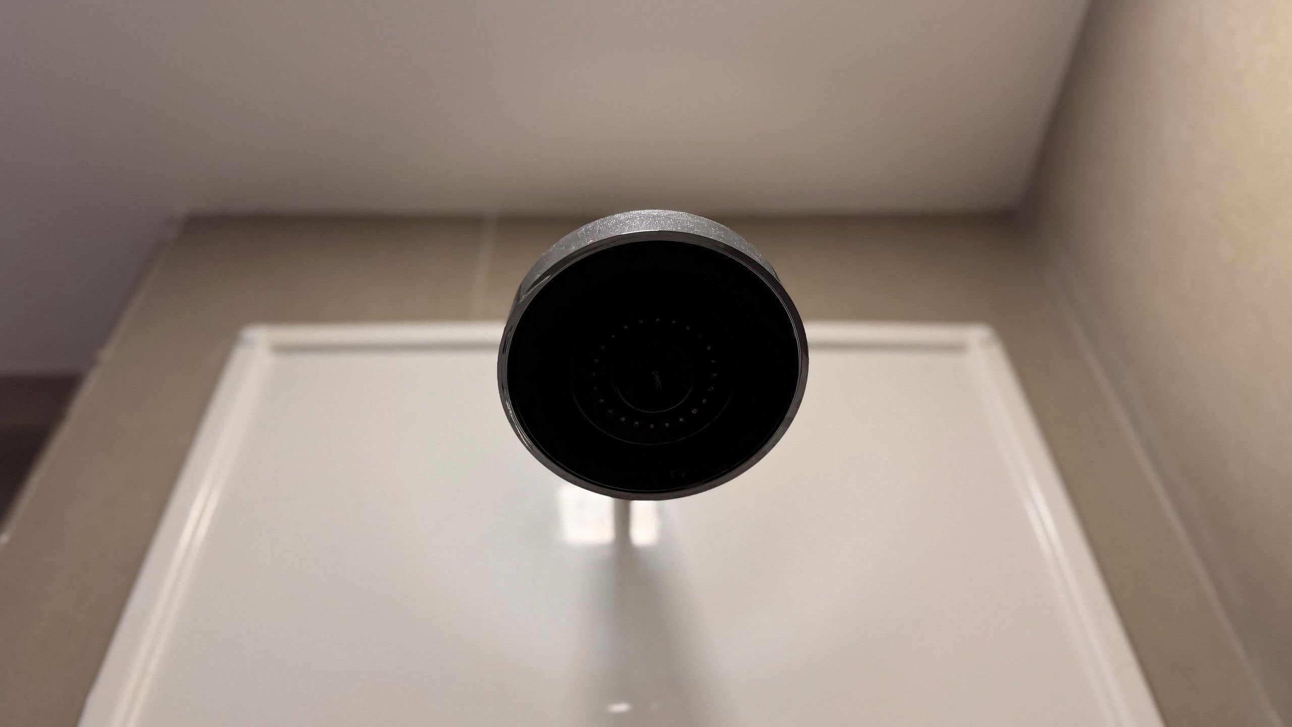 Un objeto negro con un diseño circular sobre una superficie blanca.