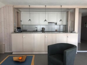 Kühlschrank, Geschirrspüler, Kochgeschirr/Geschirr/Besteck