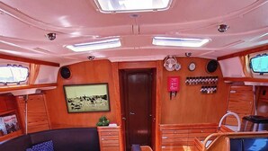 Een compact interieur met een eethoek, zitplaatsen en een kleine keuken.