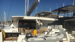 Eine Yacht mit überdectem Deckbereich, einem Yamaha Außenbordmotor und einem 'HIGHFIELD' Namensschild.