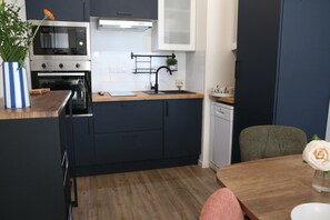 Wasserkocher mit Kaffee-/Teezubehör, Kühlschrank, Mikrowelle, Ofen