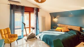 Quarto com cama, bicicleta ergométrica e uma cadeira.