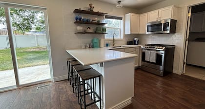 Colorful Cottage — Spacious 4BR Family Home that Sleeps up to 12