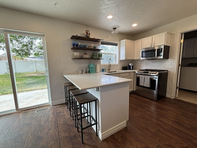 Colorful Cottage — Spacious 4BR Family Home that Sleeps up to 12