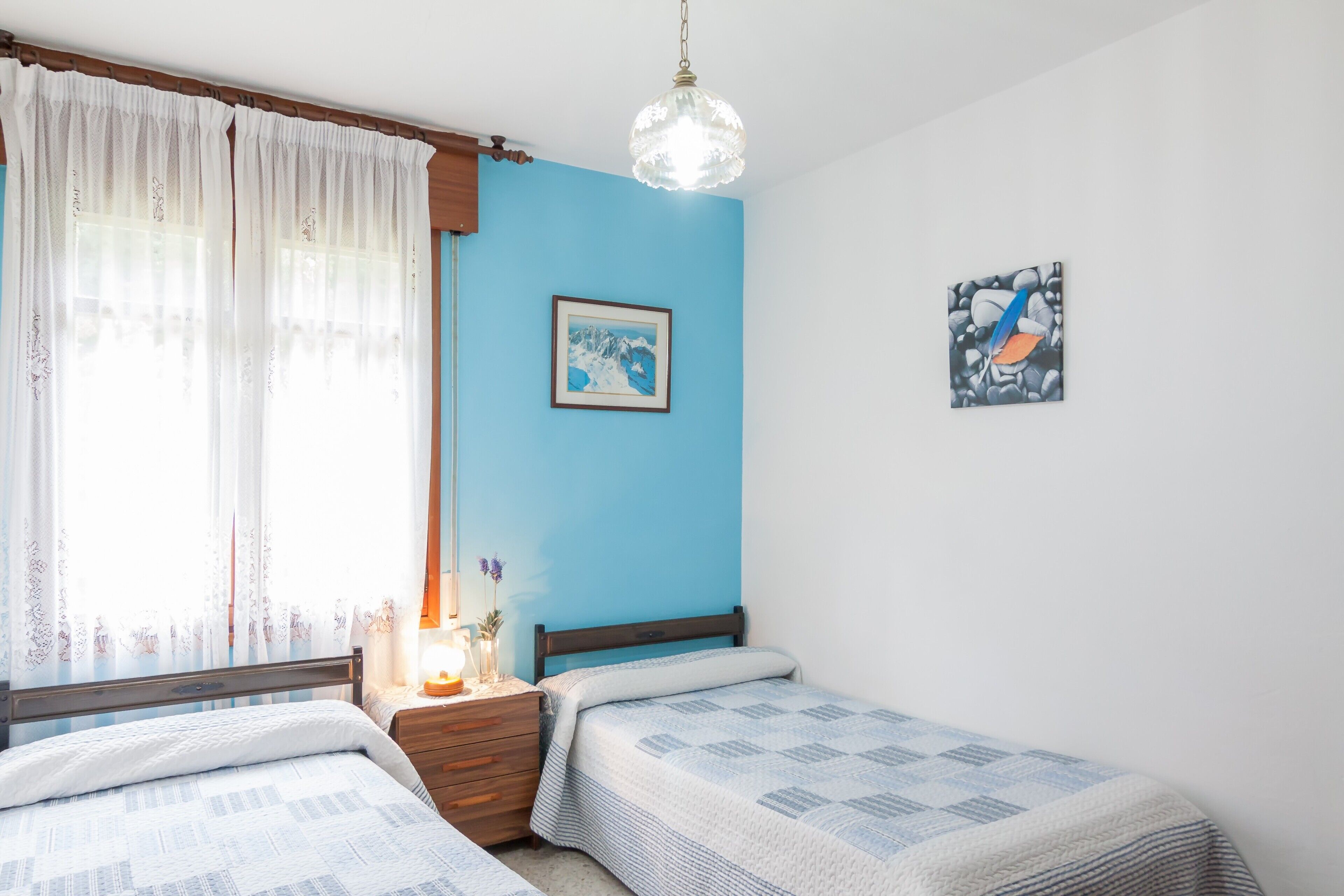 Planxa i posts de planxar, wifi i roba de llit 