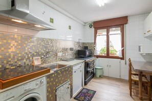 Wasserkocher mit Kaffee-/Teezubehör, Kühlschrank