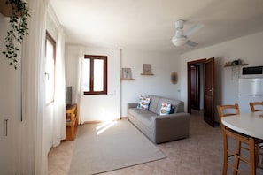Apartment, 1 Schlafzimmer, Meerblick | Wohnbereich | 30-Zoll-Fernseher mit Satellitenempfang