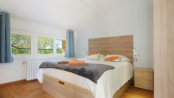 Een strijkplank/strijkijzer, wifi, beddengoed
