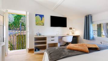 Een strijkplank/strijkijzer, wifi, beddengoed