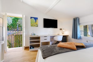 Iron/ironing board, WiFi, bed sheets - Rose Room on the First Floor (Grasse)