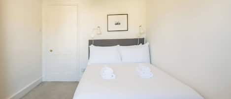 3 bedrooms, iron/ironing board, Internet, bed sheets