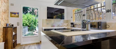 Coffee/tea maker, fridge, microwave, oven