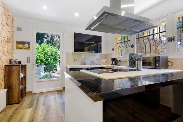 Coffee/tea maker, fridge, microwave, oven