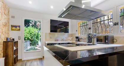 Villa Rêve d'Azur with Mediterranean Garden, Shared Terrace, Wi-Fi & Air Conditioning