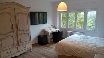 Een strijkplank/strijkijzer, wifi, beddengoed
