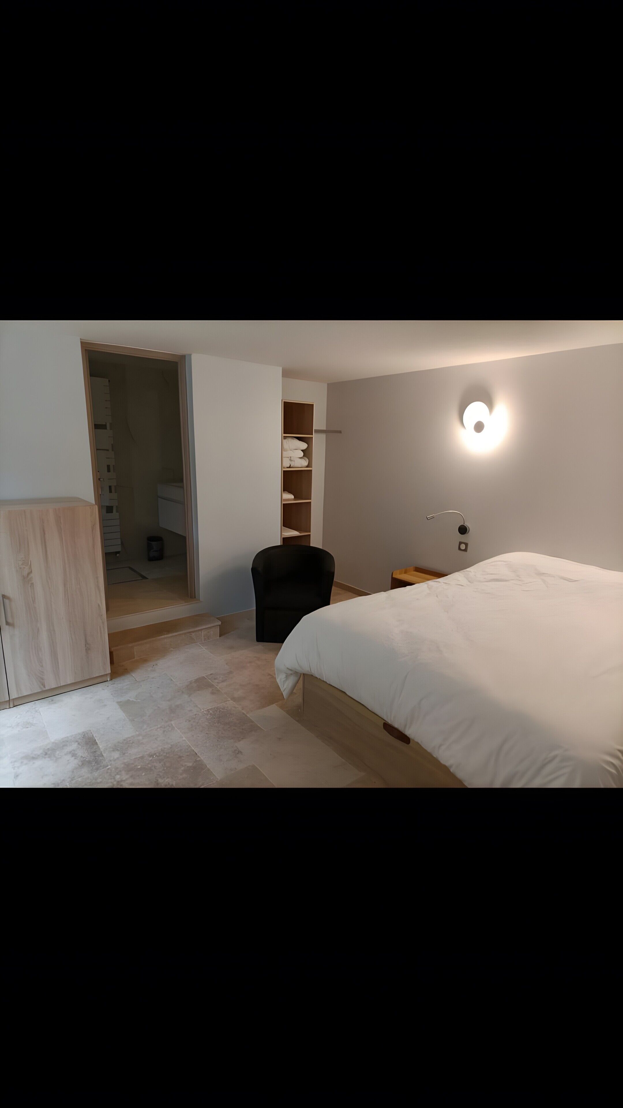 Een strijkplank/strijkijzer, wifi, beddengoed