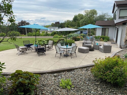 This beautiful overlooking the River Valley equipped with gorgeous home office!