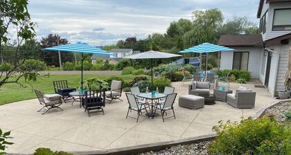 This beautiful overlooking the River Valley equipped with gorgeous home office!