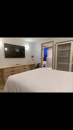Iron/ironing board, WiFi, bed sheets
