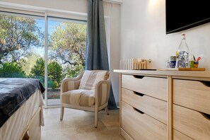 Iron/ironing board, WiFi, bed sheets - Lavender Room on the Garden Level (Grasse)