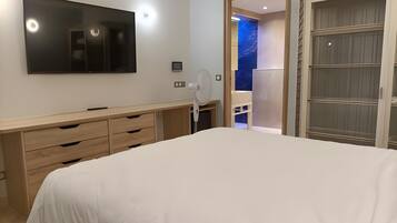 Iron/ironing board, WiFi, bed sheets