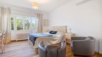 Een strijkplank/strijkijzer, wifi, beddengoed