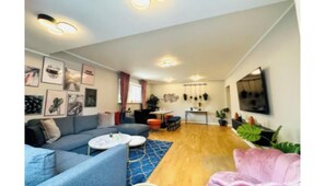 Smart TV - Delightful 3-bedroom apartment in vibrant Berlin neighborhood (Berlin)
