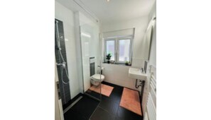 Hair dryer, towels, soap, shampoo - Delightful 3-bedroom apartment in vibrant Berlin neighborhood (Berlin)