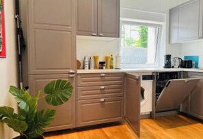 Wasserkocher mit Kaffee-/Teezubehör, Kühlschrank, Mikrowelle, Ofen