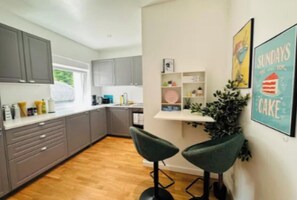 Wasserkocher mit Kaffee-/Teezubehör, Kühlschrank, Mikrowelle, Ofen