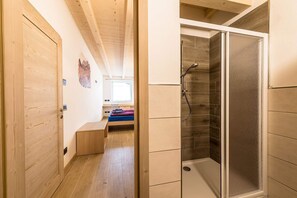 Shower, hair dryer, bidet, towels - Vrbo Property (Campitello di Fassa)