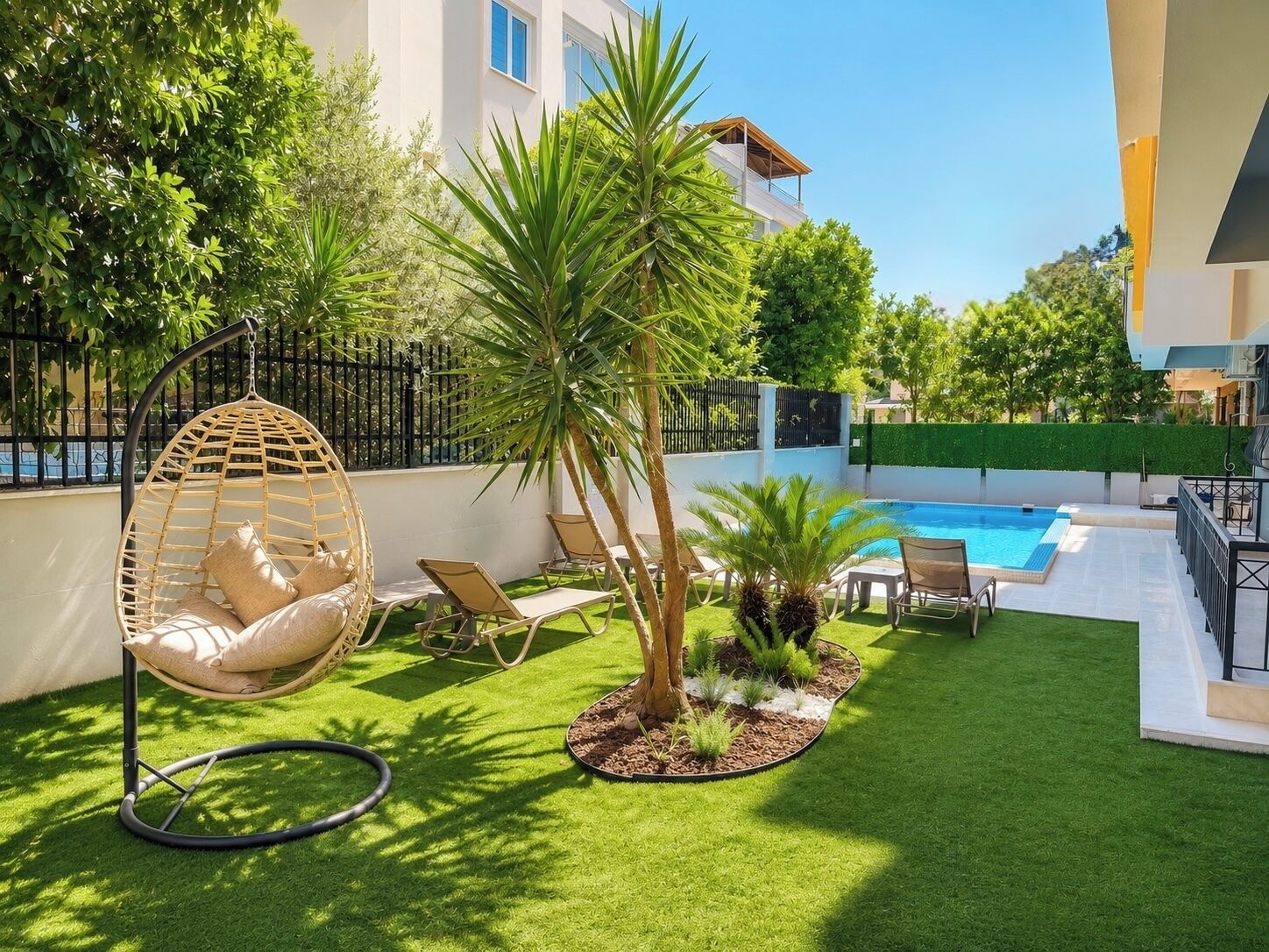 Deluxe-Apartment, Poolblick | Pool | Außenpool (je nach Saison geöffnet)